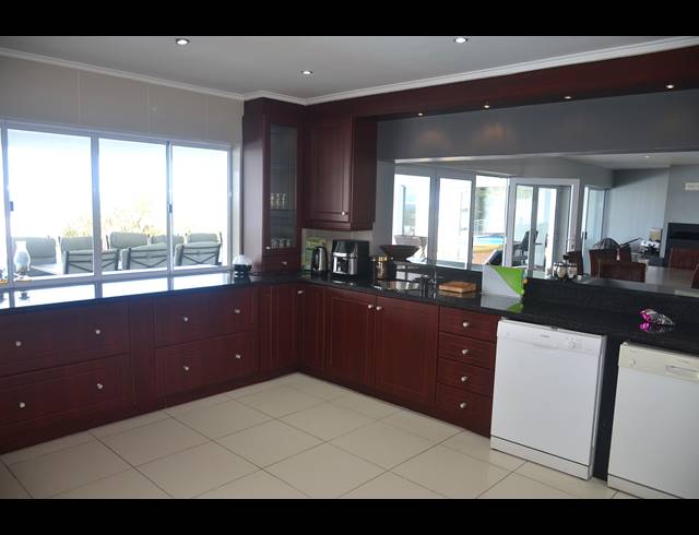 5 BEDROOM HOUSE FOR SALE IN JEFFREYS BAY CENTRAL
